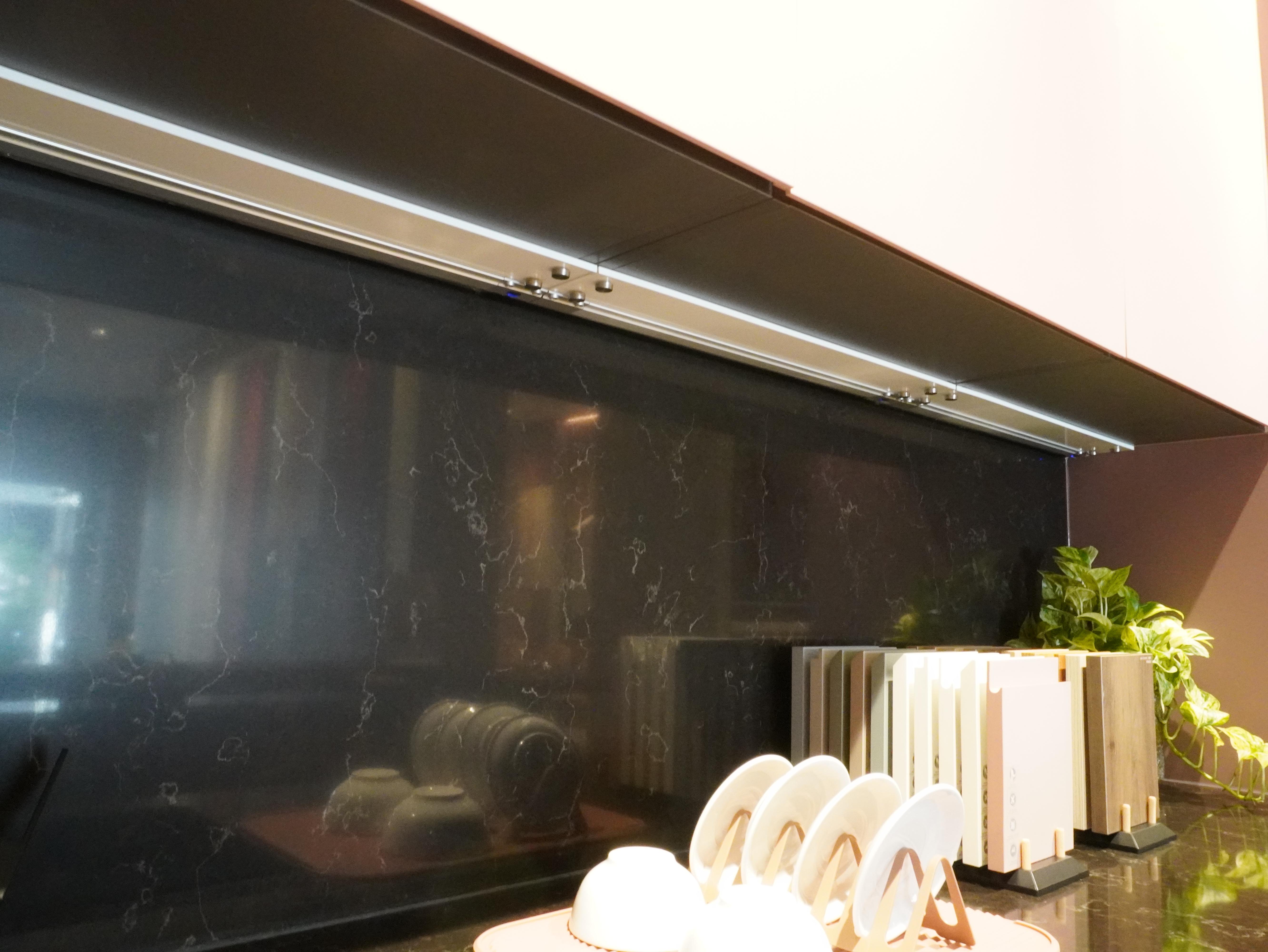 Đèn LED gắn dưới tủ treo rọi xuống mặt bếp