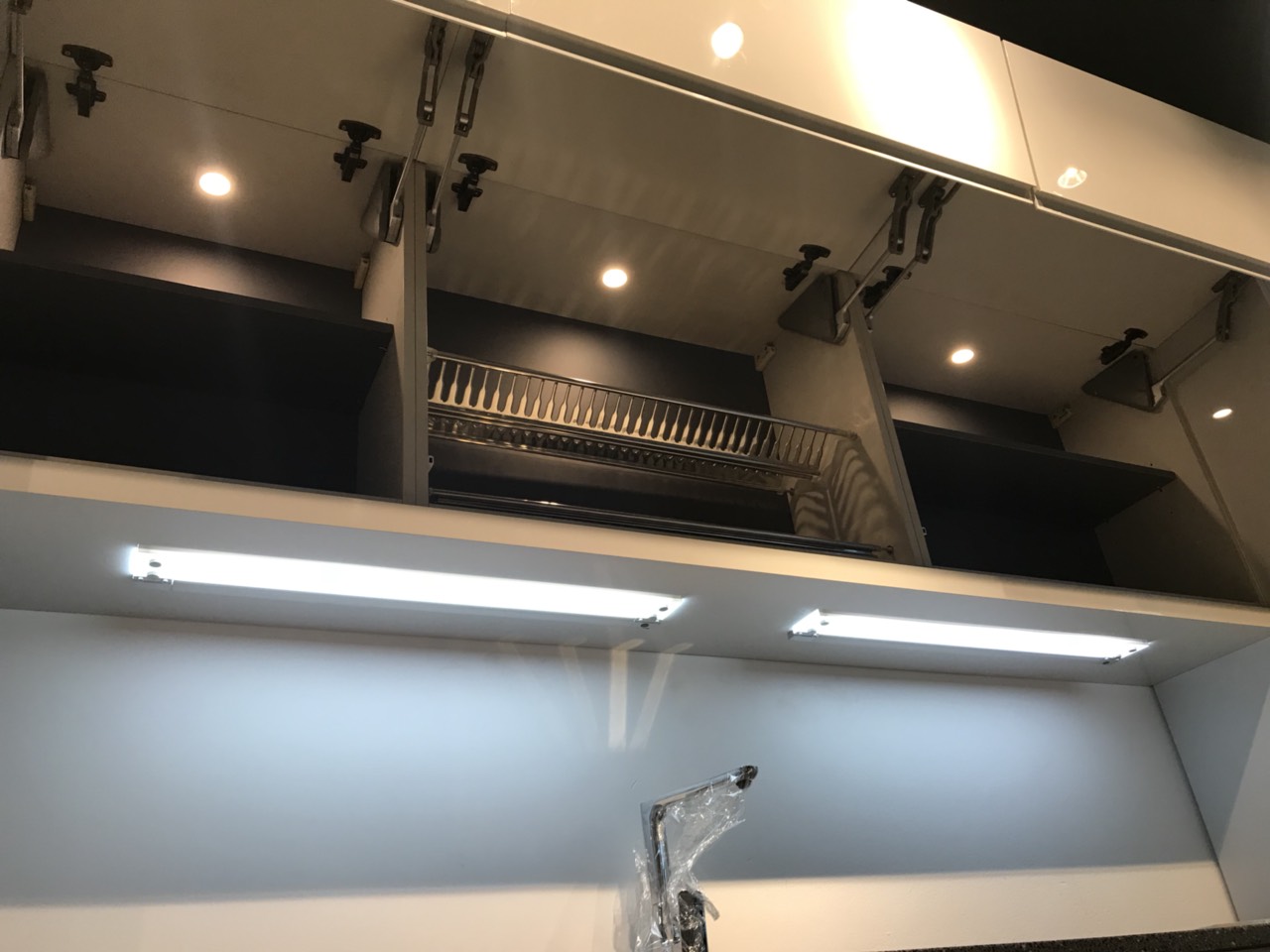 Đèn LED gắn dưới tủ treo rọi xuống mặt bếp - Imundex